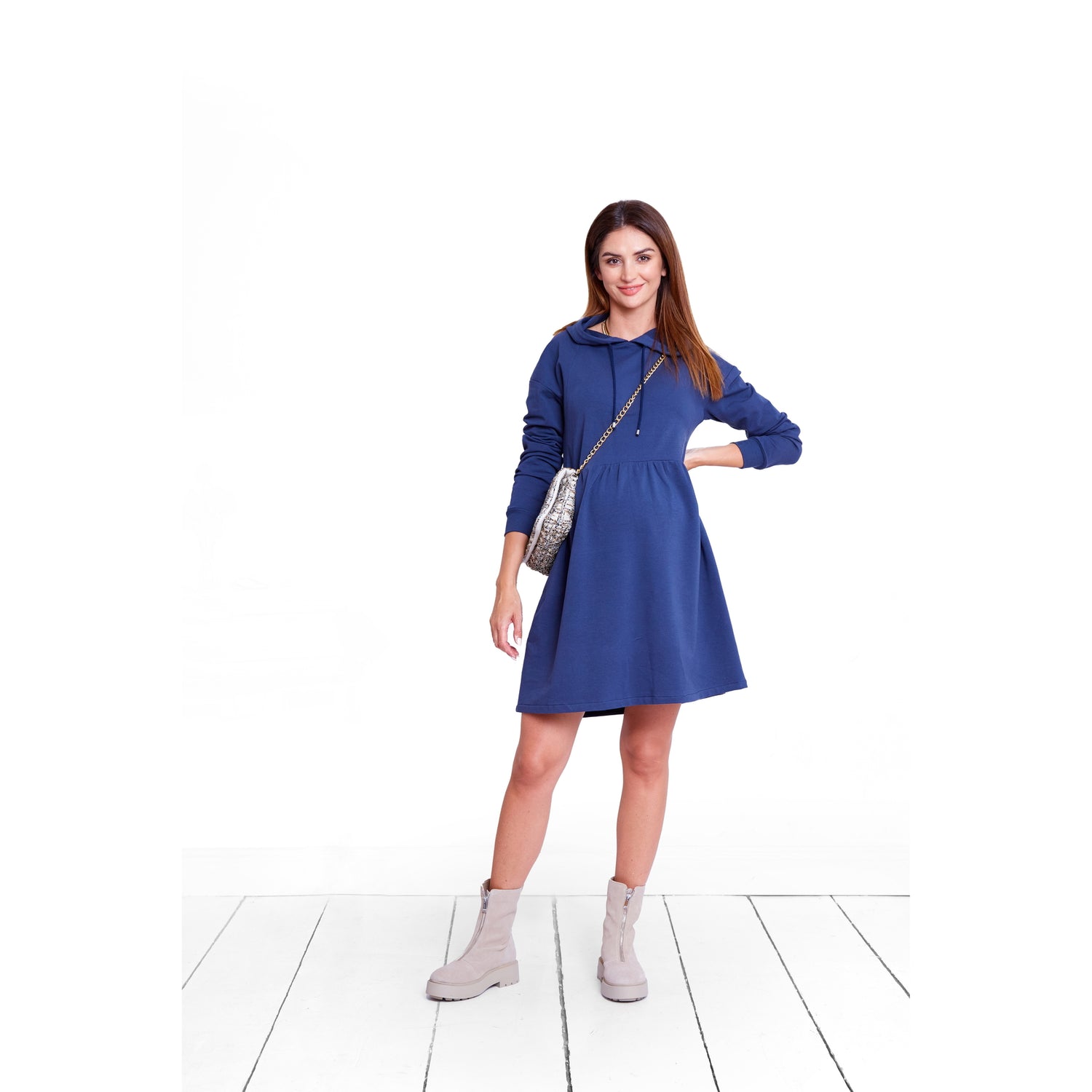 robe de grossesse et allaitement sportive en coton parfait avec baskets ou talons