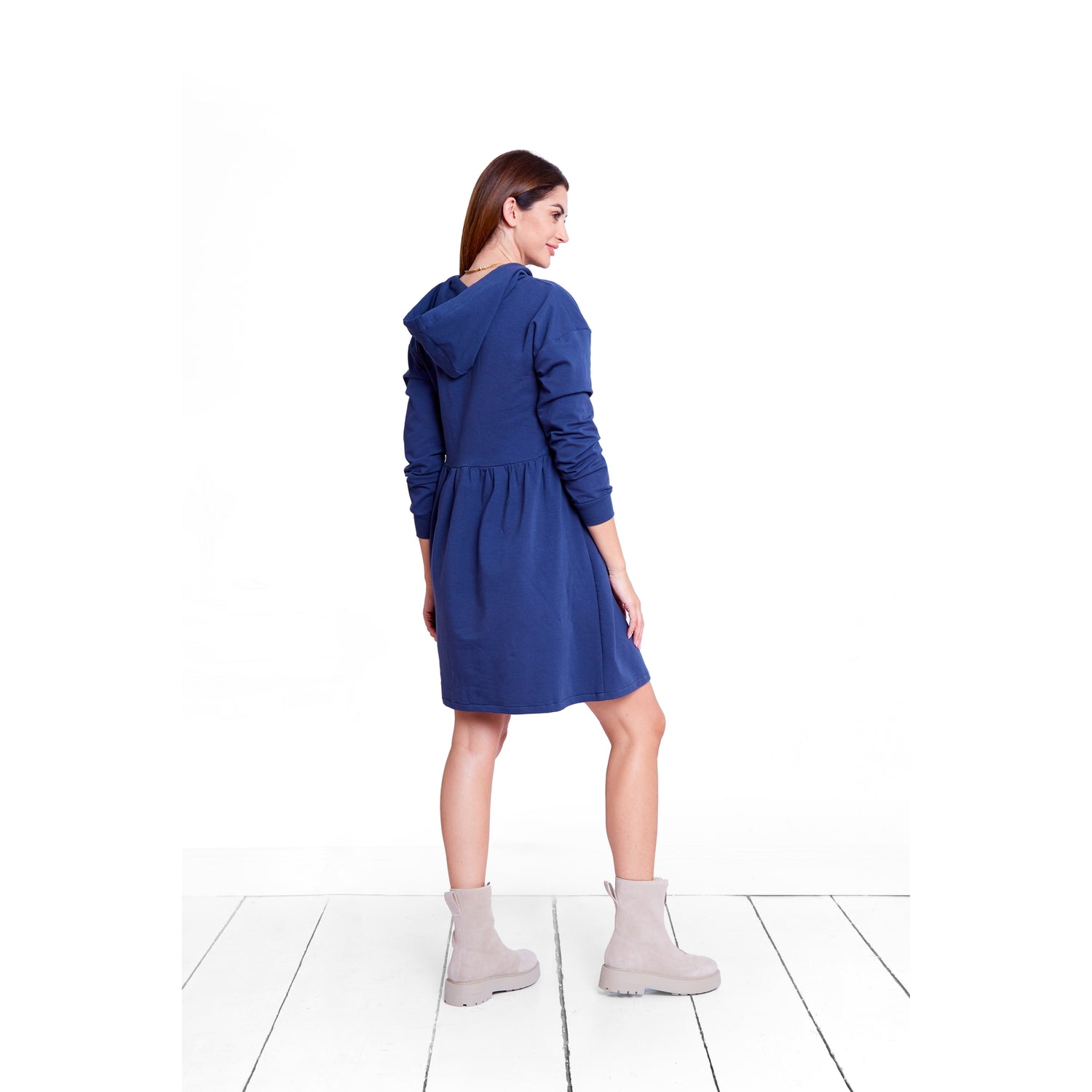 robe de grossesse et allaitement sportive en coton parfait avec baskets ou talons