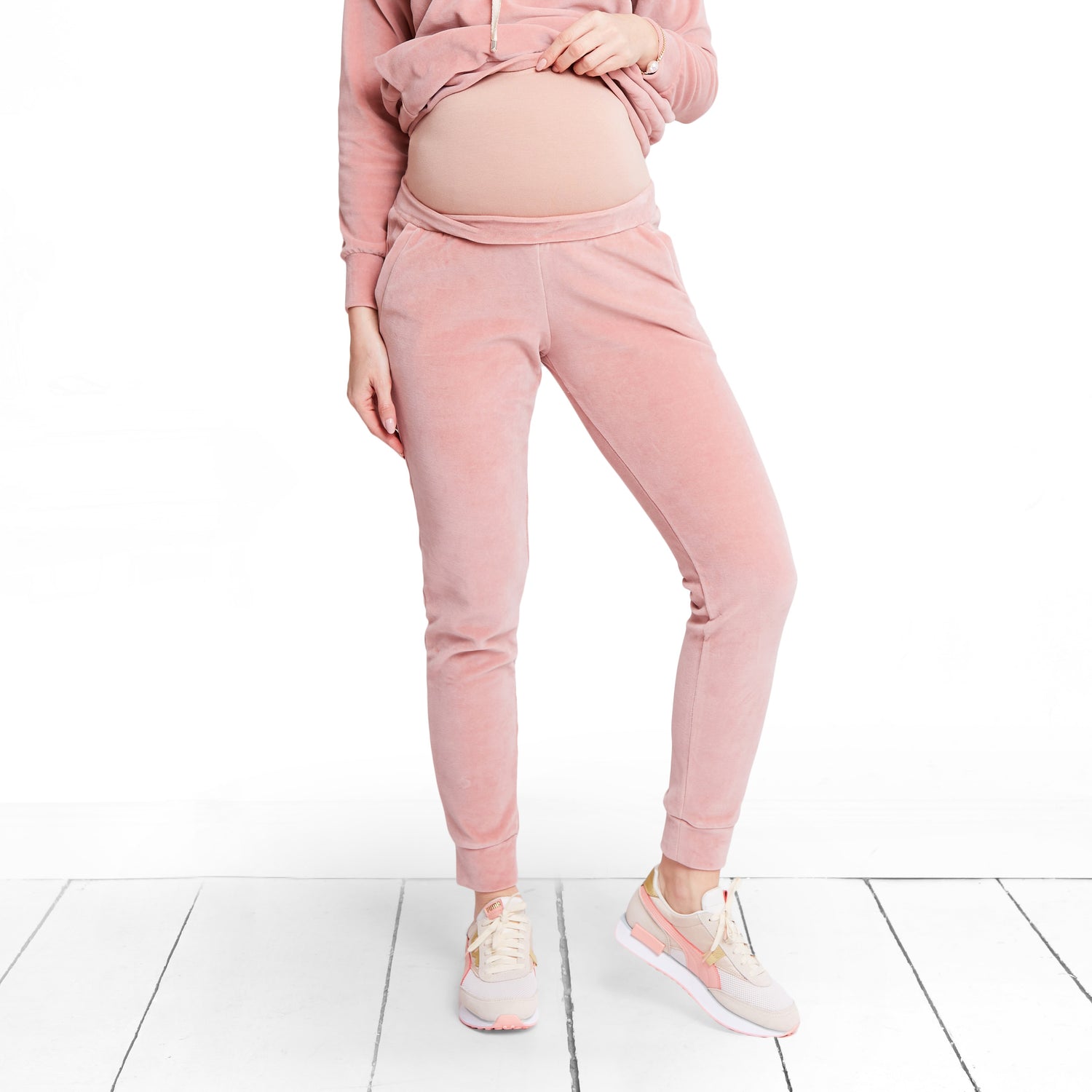 Pantalon de grossesse en velours, un incontournable pour votre grossesse
